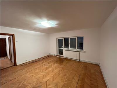 3 camere, 80mp, zona Lidl  fosta Autogara etaj 3 cu acoperis, liber