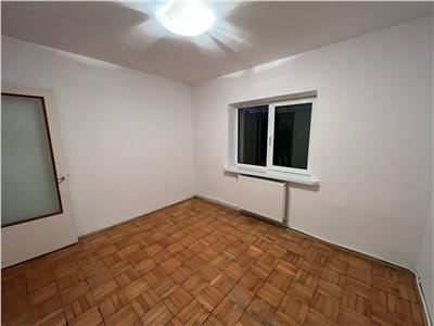 3 camere, 80mp, zona Lidl  fosta Autogara etaj 3 cu acoperis, liber