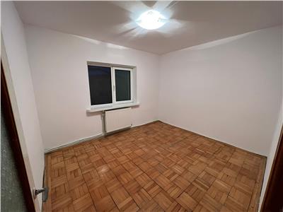 3 camere, 80mp, zona Lidl  fosta Autogara etaj 3 cu acoperis, liber