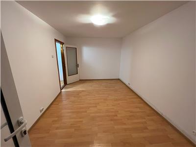 3 camere, 80mp, zona Lidl  fosta Autogara etaj 3 cu acoperis, liber