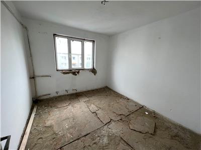 Apartament 3 camere, zona Sud  Scoala 8, necesita renovare