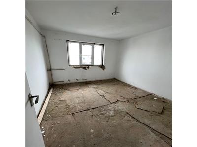 Apartament 3 camere, zona Sud  Scoala 8, necesita renovare