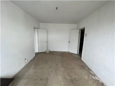 Apartament 3 camere, zona Sud - Scoala 8, necesita renovare