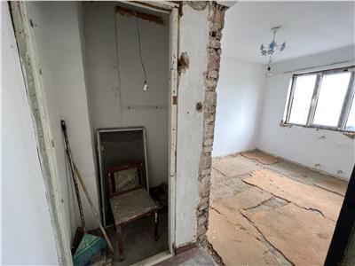 Apartament 3 camere, zona Sud  Scoala 8, necesita renovare