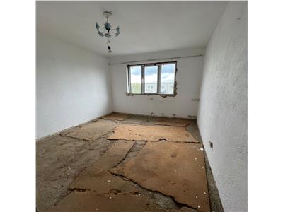 Apartament 3 camere, zona Sud  Scoala 8, necesita renovare