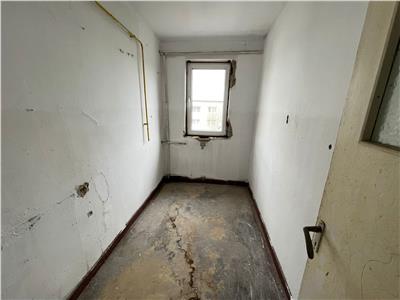 Apartament 3 camere, zona Sud  Scoala 8, necesita renovare