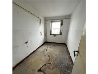 Apartament 3 camere, zona Sud  Scoala 8, necesita renovare