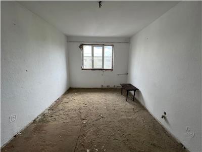 Apartament 3 camere, zona Sud  Scoala 8, necesita renovare