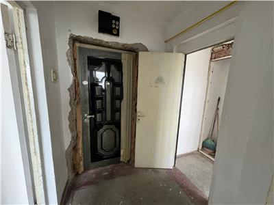 Apartament 3 camere, zona Sud  Scoala 8, necesita renovare