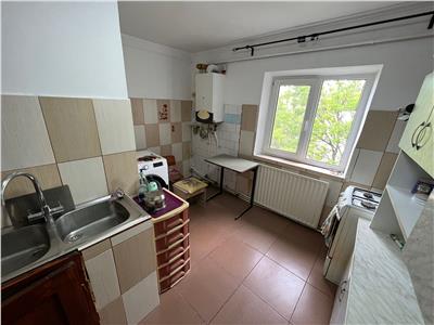 Apartament 4 camere, etaj 3 cu acoperis, zona Liceul Economic