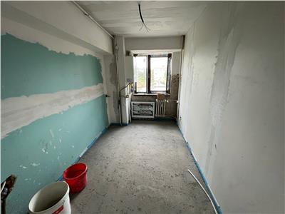 Apartament 3 camere, etaj 2 , ultracentral, in curs de renovare totala.