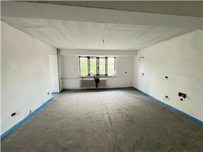 Apartament 3 camere, etaj 2 , ultracentral, in curs de renovare totala.