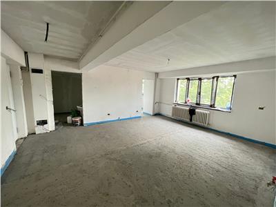 Apartament 3 camere, etaj 2 , ultracentral, in curs de renovare totala.