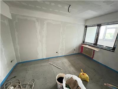 Apartament 3 camere, etaj 2 , ultracentral, in curs de renovare totala.
