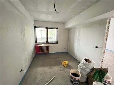 Apartament 3 camere, etaj 2 , ultracentral, in curs de renovare totala.