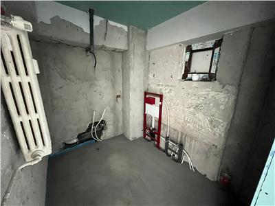 Apartament 3 camere, etaj 2 , ultracentral, in curs de renovare totala.