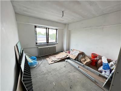 Apartament 3 camere, etaj 2 , ultracentral, in curs de renovare totala.