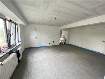 Apartament 3 camere, etaj 2 , ultracentral, in curs de renovare totala.