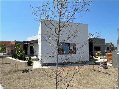Casa parter, doua dormitoare , living cu bucatarie, baie, terasa, acces piscina