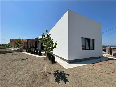 Casa parter, doua dormitoare , living cu bucatarie, baie, terasa, acces piscina