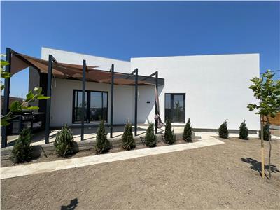 Casa parter, doua dormitoare , living cu bucatarie, baie, terasa, acces piscina