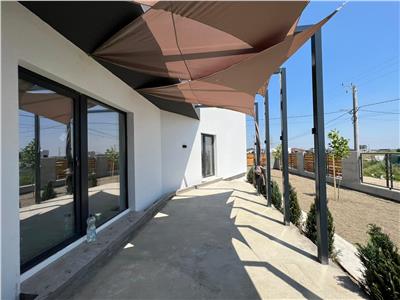 Casa parter, doua dormitoare , living cu bucatarie, baie, terasa, acces piscina