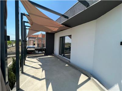 Casa parter, doua dormitoare , living cu bucatarie, baie, terasa, acces piscina