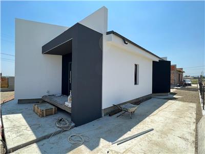Casa parter, doua dormitoare , living cu bucatarie, baie, terasa, acces piscina