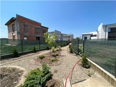 Casa parter, doua dormitoare , living cu bucatarie, baie, terasa, acces piscina