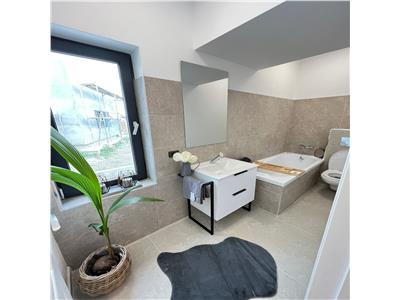 Casa parter, doua dormitoare , living cu bucatarie, baie, terasa, acces piscina