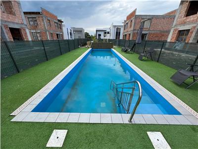 Casa parter, doua dormitoare , living cu bucatarie, baie, terasa, acces piscina
