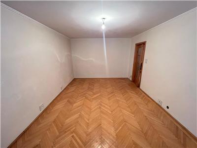 Apartament 4 camere, 2 bai, zona Liceul Economic, parter