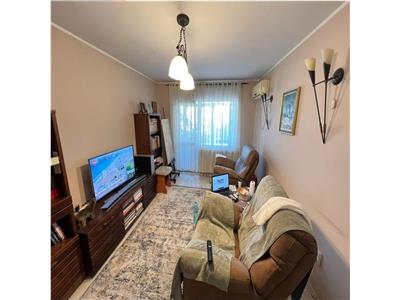 Apartament 4 camere, etaj 2, doua balcoane, Piata Moldovei 84mp