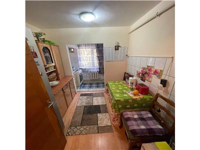 Apartament 2 cam, et 1/3, zona Comisia Centrala