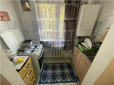 Apartament 2 cam, et 1/3, zona Comisia Centrala
