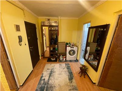 Apartament 2 cam, et 1/3, zona Comisia Centrala