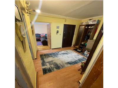 Apartament 2 cam, et 1/3, zona Comisia Centrala