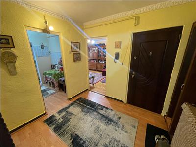 Apartament 2 cam, et 1/3, zona Comisia Centrala