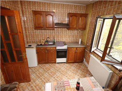 Apartament 3 camere, etaj 2, zona Longinescu  de vanzare