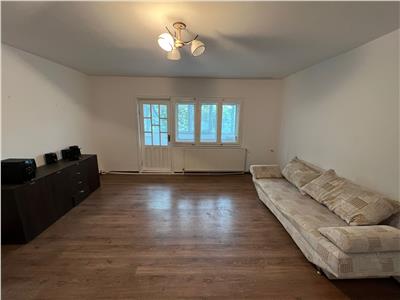 Apartament 3 camere, etaj 2, zona Longinescu  de vanzare