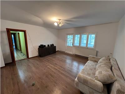 Apartament 3 camere, etaj 2, zona Longinescu  de vanzare
