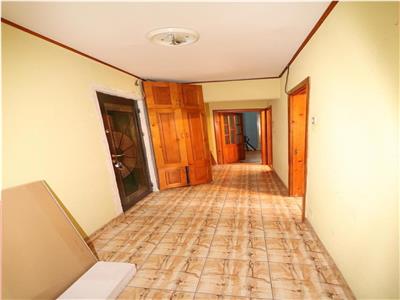Apartament 3 camere, etaj 2, zona Longinescu  de vanzare