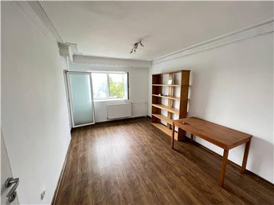 Garsoniera de vanzare in  zona Scoala 3 etaj 4 cu acoperis