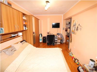 Apartament 3 camere, etaj 4, acoperis, zona Tiriac  Paco