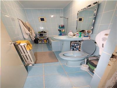 Apartament 3 camere, etaj 4, acoperis, zona Tiriac  Paco