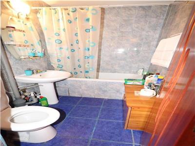 Apartament 3 camere, etaj 4 cu acoperis, decomandat