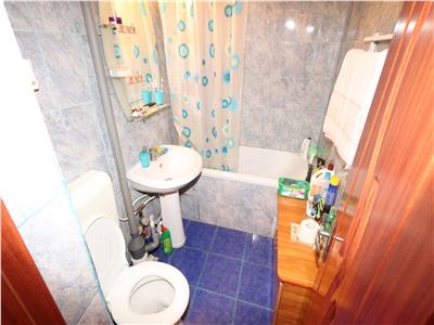 Apartament 3 camere, etaj 4 cu acoperis, decomandat