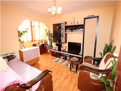 Apartament 3 camere, etaj 4 cu acoperis, decomandat