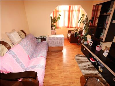 Apartament 3 camere, etaj 4 cu acoperis, decomandat
