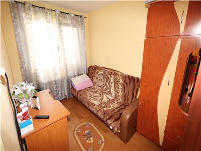 Apartament 3 camere, etaj 4 cu acoperis, decomandat